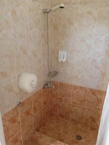 tina_2_shower
