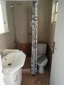 tina_6_bathroom_1